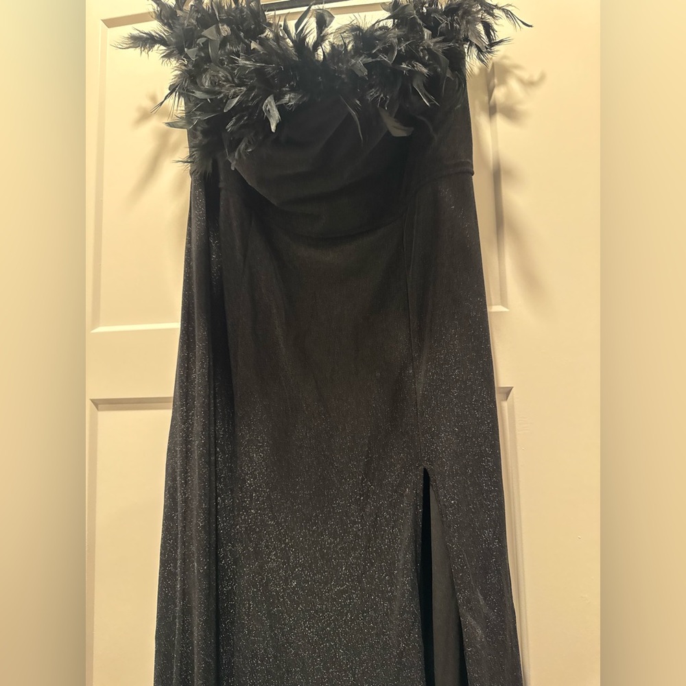 Elegant Black Evening Gown - Picture 6 of 8